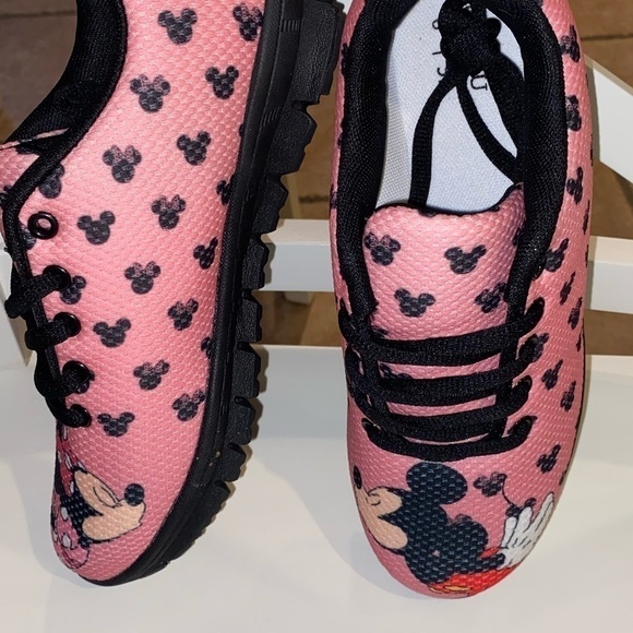Disney Boutique Mickey And Minnie kissing Sneakers size 6 - Picture 3 of 5